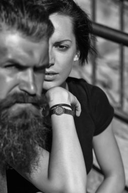 Sevimli küçük kız ve yakışıklı adam