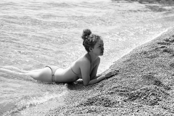 Curly blonde woman on beach — Stock Photo, Image