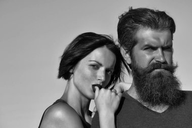 Mavi gökyüzünde genç bir çift