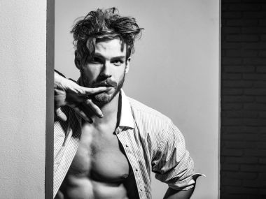 Düşünceli yakışıklı kaslı adam