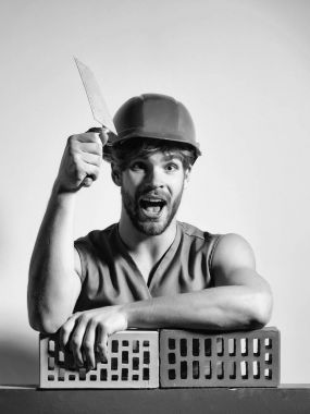 Seksi kaslı erkek yapıcı.