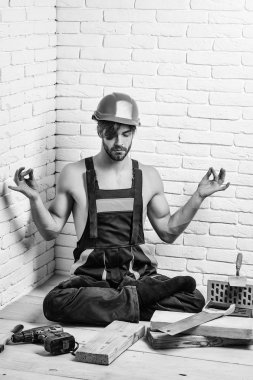 Seksi kaslı erkek yapıcı.