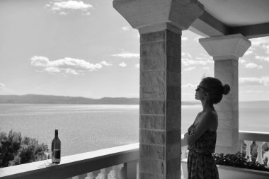 şarap ile balkonda güzel kadın