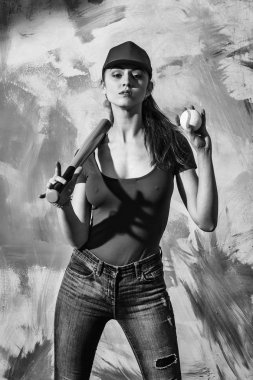 Yeşil sopa ve top ile kırmızı şapkalı güzel kız