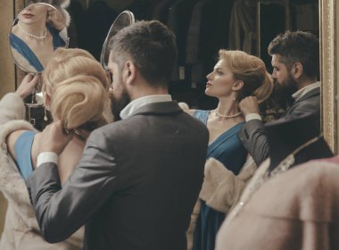 Erkek arkadaşı kuyumcu dükkanında kolye koyar.