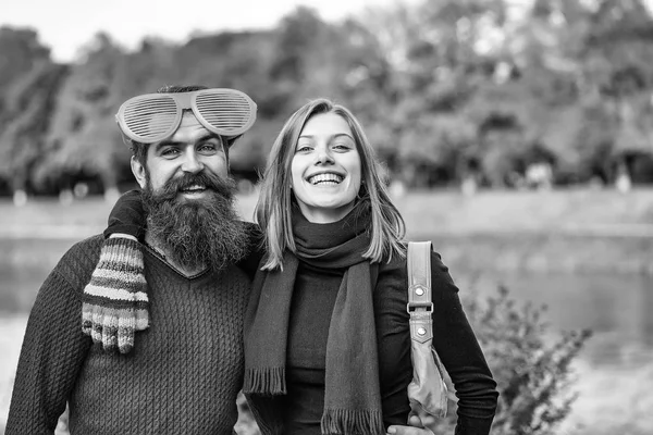 Jeune couple dans le parc d'automne — Photo