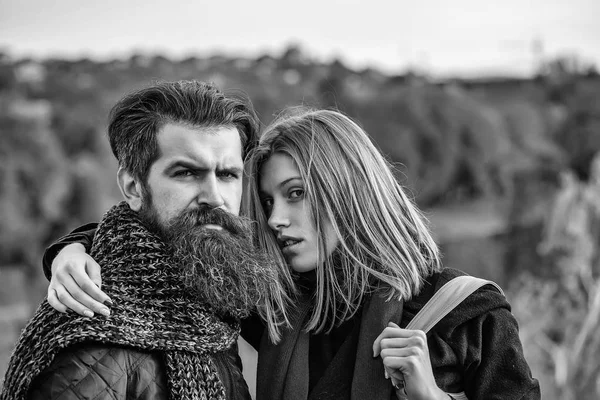 Jovem casal no parque de outono — Fotografia de Stock