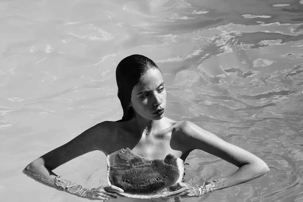 西瓜在游泳池里的女人 — Stockfoto