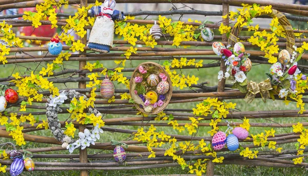 Paaseieren en lente bloesem op rieten hek — Stockfoto