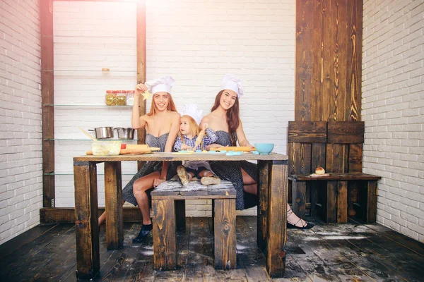 Irmão e irmãs em chapéus de chef preparar biscoitos — Fotografia de Stock