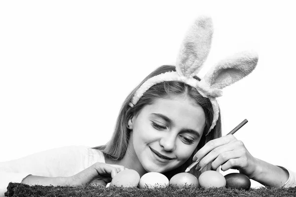 Щаслива великодня дівчина в вухах кролика з барвистими яйцями, олівець — стокове фото