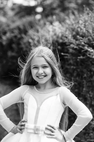 Menina pequena em vestido branco ao ar livre — Fotografia de Stock