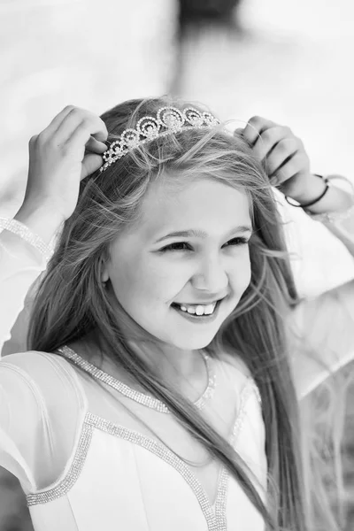 Liten flicka i prinsesskrona — Stockfoto