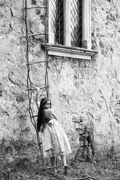 ロープ階段にドレスの小さな女の子 — ストック写真