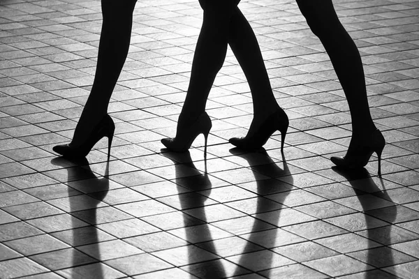 Gambe femminili in scarpe — Foto Stock