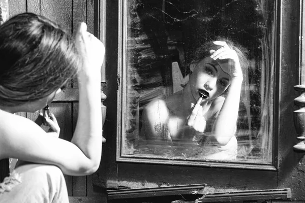 Sensueel meisje in de buurt van spiegel — Stockfoto
