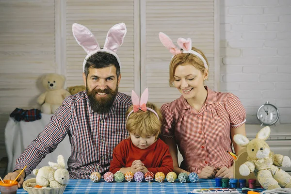 Anne, baba ve oğul resim yumurtalar. — Stok fotoğraf