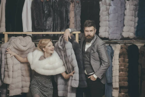 人間、ショッピング、売り手と顧客の毛皮のコートの女. — ストック写真