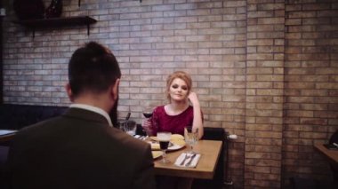 Güzel çift bir restoranda. Geceleri barda çıkan romantik çiftin. Çift romantik akşam var.