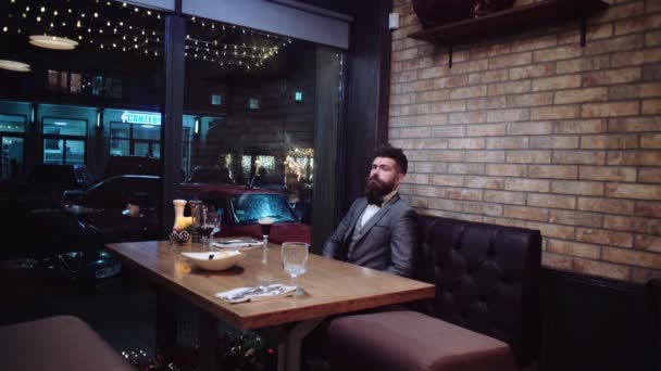 Güzel Çift Bir Restoranda Geceleri Barda Çıkan Romantik Çiftin Çift — Stok video
