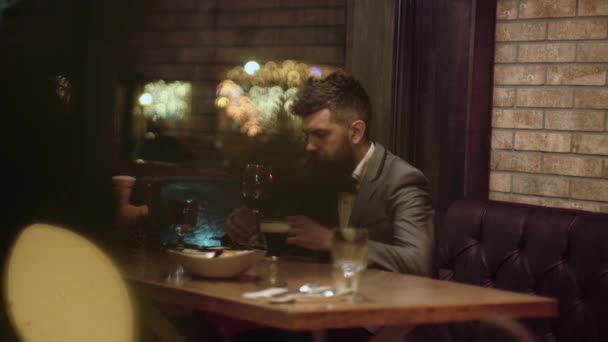 Mooie Paar Een Restaurant Romantische Paar Dating Pub Nacht Stel — Stockvideo