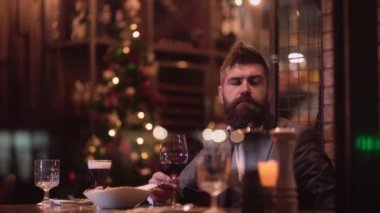 Güzel çift bir restoranda. Geceleri barda çıkan romantik çiftin. Çift romantik akşam var.