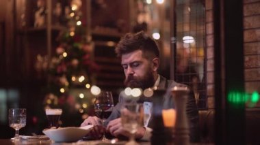 Adam restoranda bir kadın bekliyor. Güzel çift bir restoranda. Geceleri barda çıkan romantik çiftin. Çift romantik akşam var.