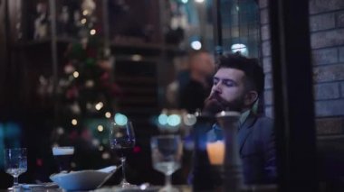 Adam restoranda bir kadın bekliyor. Güzel çift bir restoranda. Geceleri barda çıkan romantik çiftin. Çift romantik akşam var.