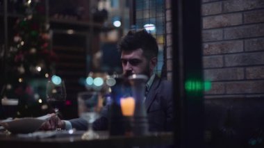 Adam restoranda bir kadın bekliyor. Güzel çift bir restoranda. Geceleri barda çıkan romantik çiftin. Çift romantik akşam var.