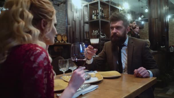 在餐馆里的一对漂亮情侣浪漫情侣晚上在酒吧约会夫妇有浪漫的晚上在餐馆 — 图库视频影像