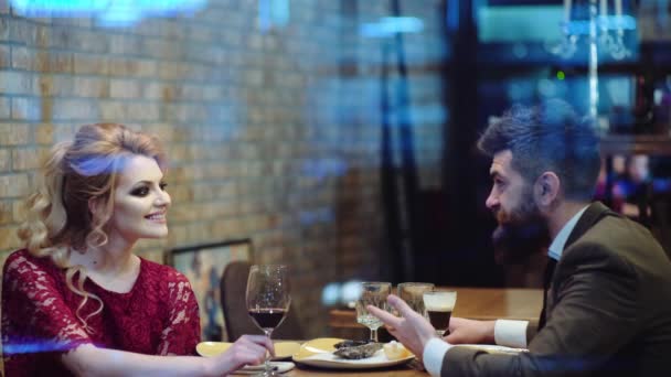 レストランで美しいカップル ロマンチックなカップルの夜のパブでデートします カップルがレストランでロマンチックな夜を持っています — ストック動画