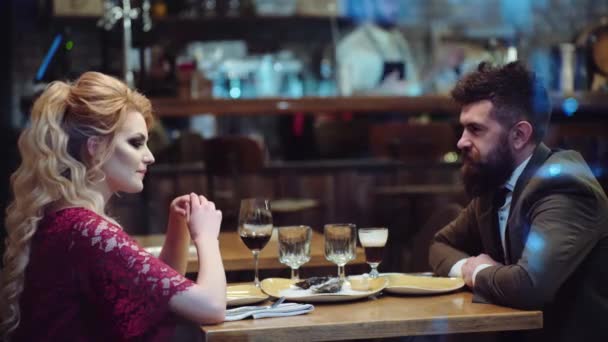 Beau Couple Dans Restaurant Couple Romantique Sortir Ensemble Dans Pub — Video