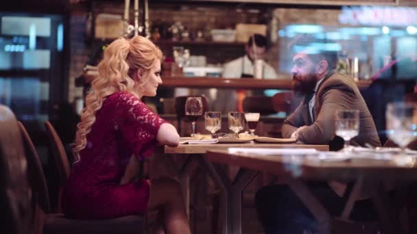 在餐馆里的一对漂亮情侣浪漫情侣晚上在酒吧约会夫妇有浪漫的晚上在餐馆 — 图库视频影像