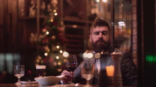 Schönes Paar Einem Restaurant Romantisches Paar Das Sich Nachts Einer — Stockvideo