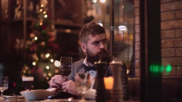 男人在餐厅等一个女人 在餐馆里的一对漂亮情侣浪漫情侣晚上在酒吧约会夫妇有浪漫的晚上在餐馆 — 图库视频影像