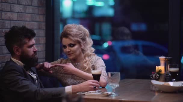 Beau Couple Dans Restaurant Couple Romantique Sortir Ensemble Dans Pub — Video