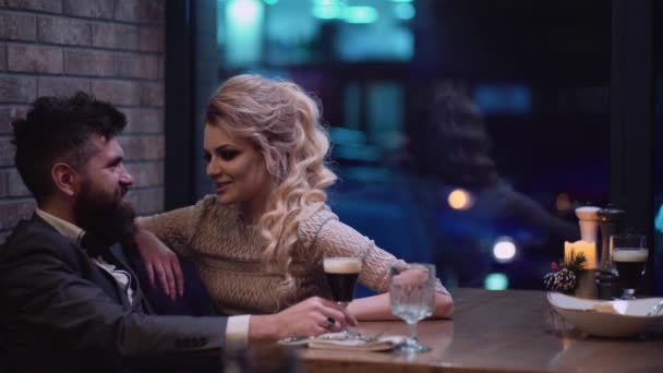 Mooie Paar Een Restaurant Romantische Paar Dating Pub Nacht Stel — Stockvideo