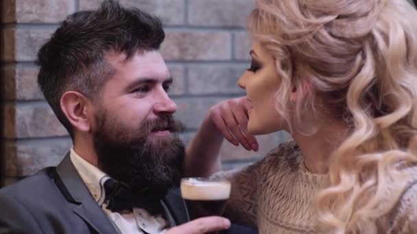 Beau Couple Dans Restaurant Couple Romantique Sortir Ensemble Dans Pub — Video