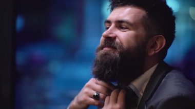 Adam restoranda bir kadın bekliyor. Güzel çift bir restoranda. Geceleri barda çıkan romantik çiftin. Çift romantik akşam var.