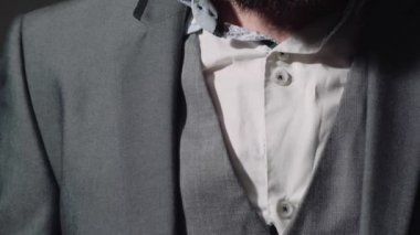 Yakışıklı genç sakallı işadamı Klasik takım elbise ceketi ayarlıyor. Sakallı adam farklı duygularla.