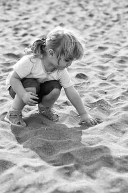 Şirin bebek çocuk kum ile oynamak