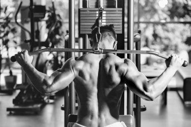 kaslı adam spor salonunda eğitim