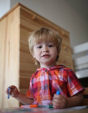 Boyama kitabı ile ressam çocuk oyun.