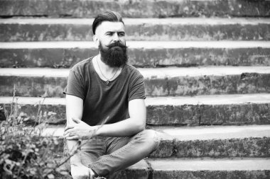 Mavi gökyüzü üzerinde sakallı adam