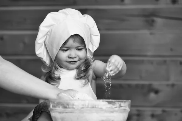 Menino feliz criança cozinhar amassar massa — Fotografia de Stock