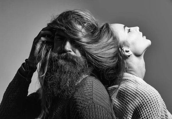 Casal jovem com cabelo bagunçado — Fotografia de Stock