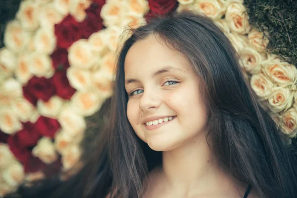 Dívka úsměv s barevnými růžemi, krása — Stock fotografie