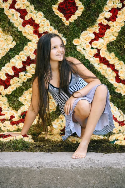 Decoração floral com menina, primavera — Fotografia de Stock