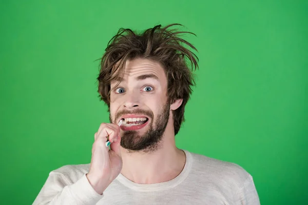 Uomo felice con barba toelettatura su sfondo verde . — Foto Stock