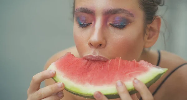 Jonge vrouw eten sappige watermeloen — Stockfoto